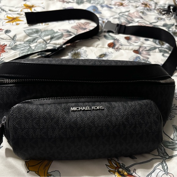 Michael Kors Black Belt Bag Sleek Design